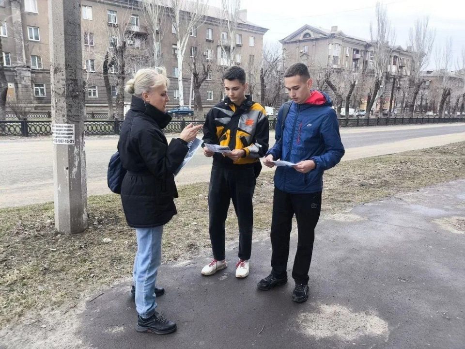 Члены УИК Алчевска проводят просветительские мероприятия для будущих избирателей Члены УИК Алчевска проводят просветительские мероприятия для будущих избирателей