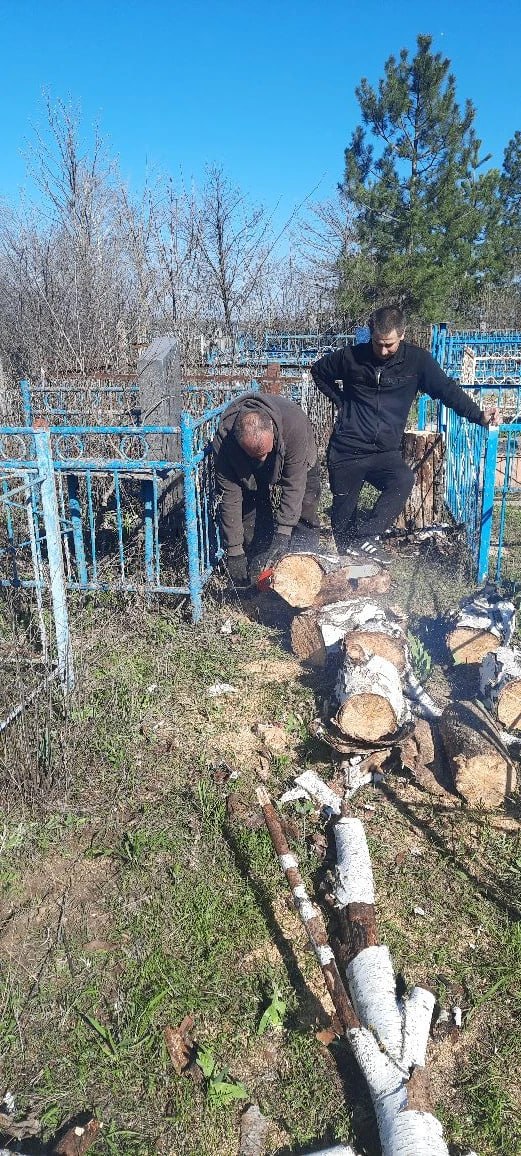 В Краснодонском муниципальном округе продолжается работа по наведению порядка на кладбищах в преддверии светлого праздника Пасхи В Краснодонском муниципальном округе продолжается работа по наведению порядка на кладбищах в преддверии светлого праздника Пасхи