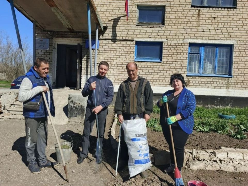 В поселке Орджоникидзе провели общественный субботник В поселке Орджоникидзе провели общественный субботник