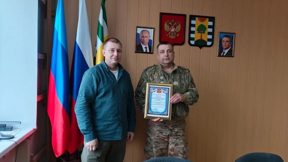 Временно исполняющий полномочия главы Евгений Шаталин наградил сотрудников ОМВД России «Рубежанский» за проявленную смелость и профессионализм в критической ситуации Временно исполняющий полномочия главы Евгений Шаталин наградил сотрудников ОМВД России «Рубежанский» за проявленную смелость и профессионализм в критической ситуации
