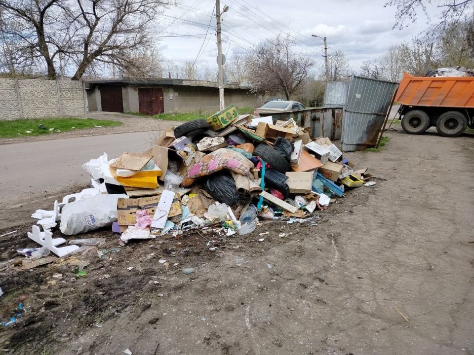 Ежедневная работа по уборке и благоустройству города продолжается Ежедневная работа по уборке и благоустройству города продолжается