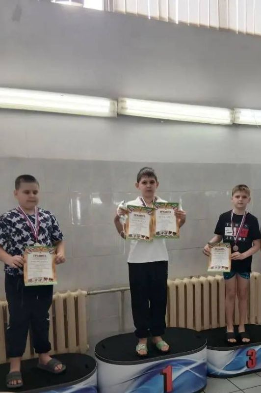 В Алчевской спортивной школе имени А.Е. Морозова состоялось открытое первенство по плаванию В соревнованиях участвовали пловцы из Кировска, Алчевска, Стаханова и Красного луча В Алчевской спортивной школе имени А.Е. Морозова состоялось открытое первенство по плаванию В соревнованиях участвовали пловцы из Кировска, Алчевска, Стаханова и Красного луча