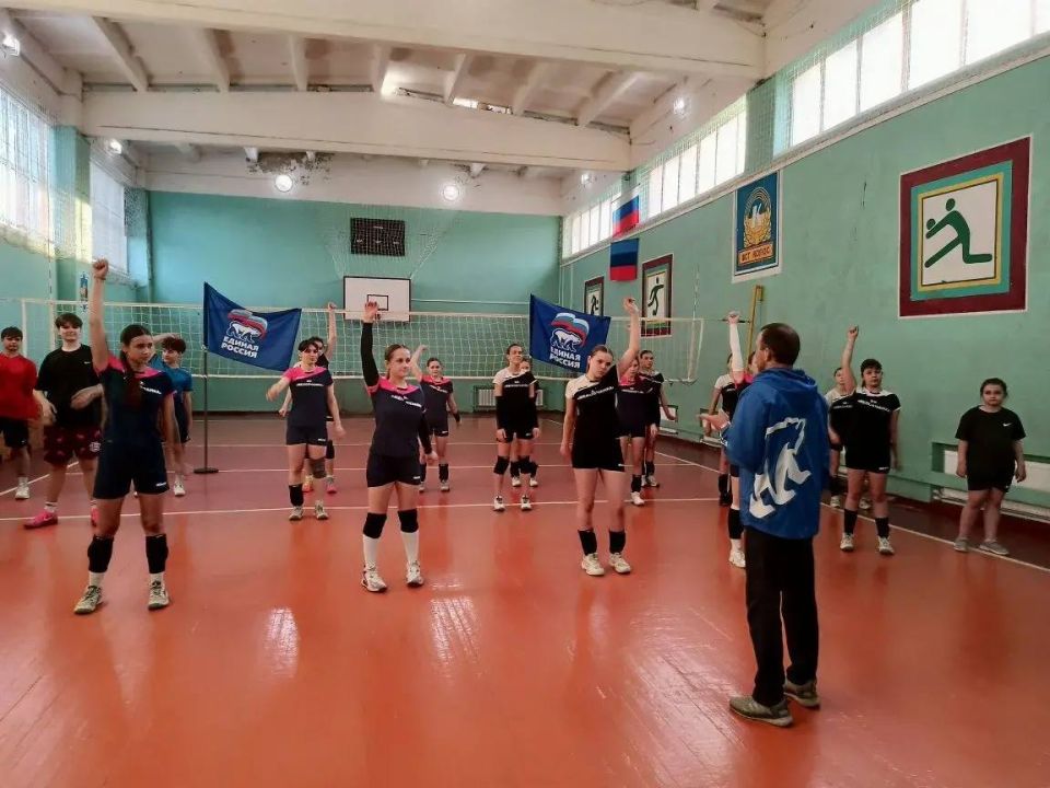 В Меловской спортивной школе собралась молодежь для участия в открытой тренировке в рамках марафона «Сила России» В Меловской спортивной школе собралась молодежь для участия в открытой тренировке в рамках марафона «Сила России»