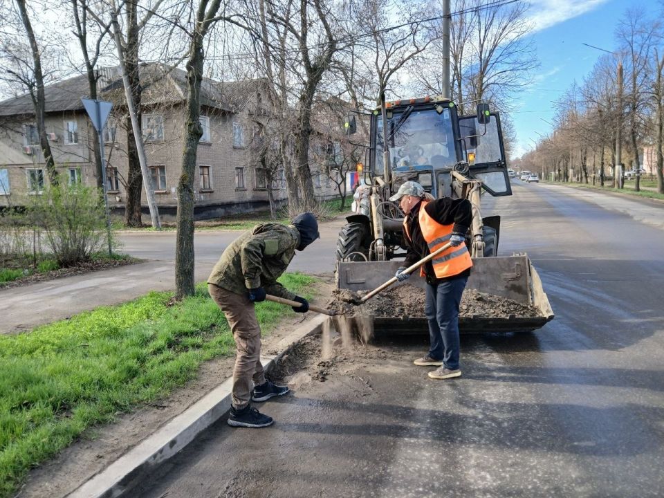 Ежедневная работа по уборке и благоустройству города продолжается Ежедневная работа по уборке и благоустройству города продолжается