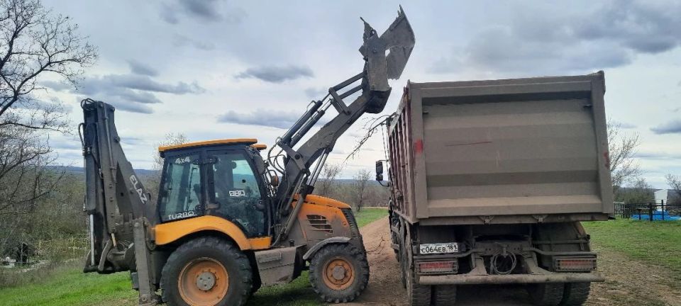 Продолжается работа по уборке и благоустройству кладбищ на территории Краснодонского муниципального округа Продолжается работа по уборке и благоустройству кладбищ на территории Краснодонского муниципального округа