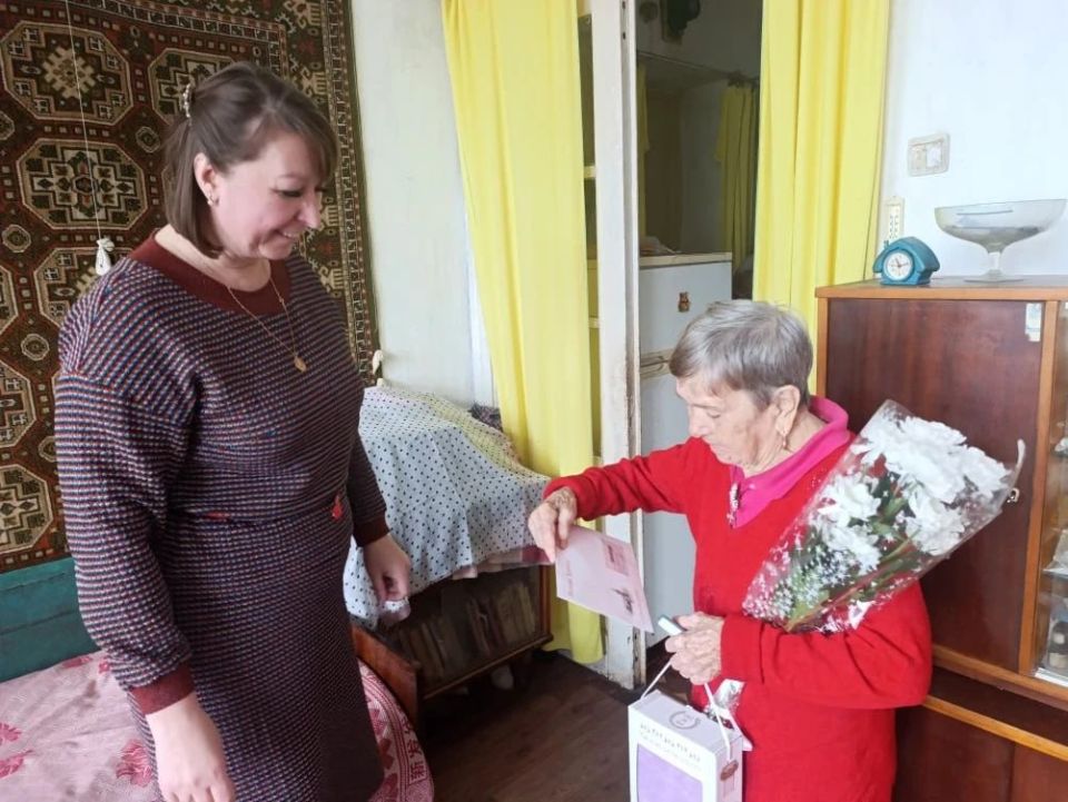 Жительница Антрацита получила персональное поздравление из Кремля Жительница Антрацита получила персональное поздравление из Кремля