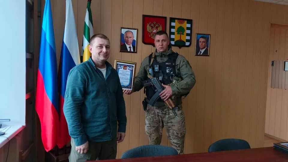 Временно исполняющий полномочия главы Евгений Шаталин наградил сотрудников ОМВД России «Рубежанский» за проявленную смелость и профессионализм в критической ситуации Временно исполняющий полномочия главы Евгений Шаталин наградил сотрудников ОМВД России «Рубежанский» за проявленную смелость и профессионализм в критической ситуации