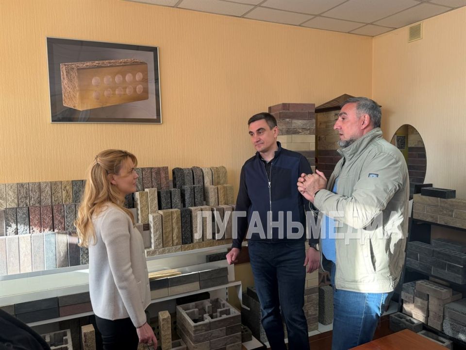 Сенатор Совета Федерации от Луганской Народной Республики Дарья Лантратова и министр промышленности ЛНР Владислав Варшавский посетили завод стройматериалов в Лутугино Сенатор Совета Федерации от Луганской Народной Республики Дарья Лантратова и министр промышленности ЛНР Владислав Варшавский посетили завод стройматериалов в Лутугино