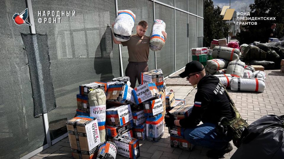 Молодёжка НФ ЛНР помогает перегружать гуманитарную помощь из Томска для наших защитников! Молодёжка НФ ЛНР помогает перегружать гуманитарную помощь из Томска для наших защитников!