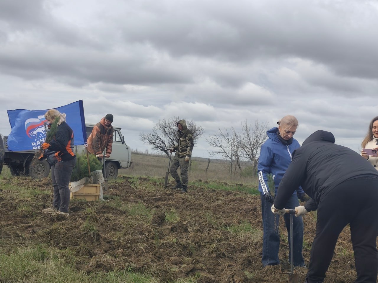 В рамках всероссийской акции «Сад Памяти» в Краснодоне высадили 7 тысяч саженцев сосны В рамках всероссийской акции «Сад Памяти» в Краснодоне высадили 7 тысяч саженцев сосны