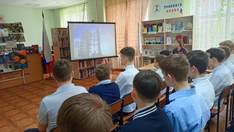 «Он первым на планете подняться к звездам смог!»: космическое путешествие в Луганской детской библиотеке «Он первым на планете подняться к звездам смог!»: космическое путешествие в Луганской детской библиотеке