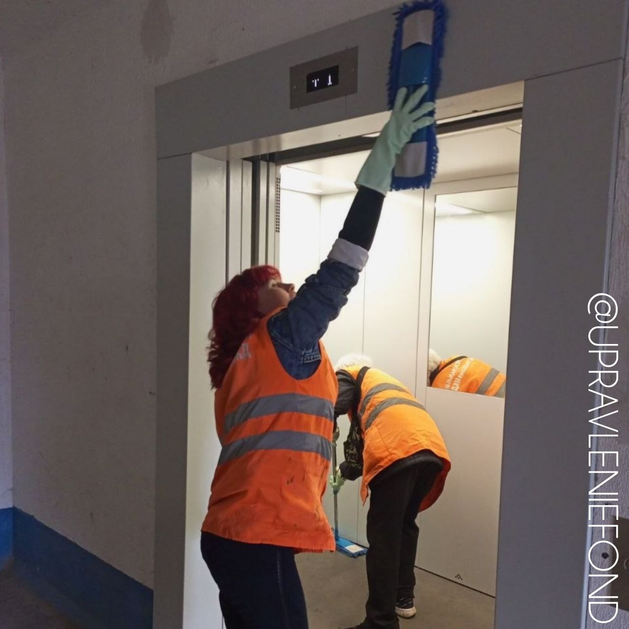 Раз в месяц сотрудники ЕУК должны убирать в лифтовых кабинах