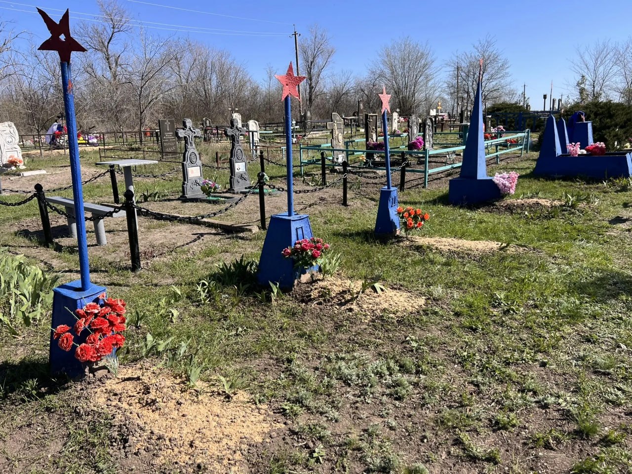 Память о героях: в поселке Новосветловка благоустроили места захоронения летчиков ВОв Память о героях: в поселке Новосветловка благоустроили места захоронения летчиков ВОв