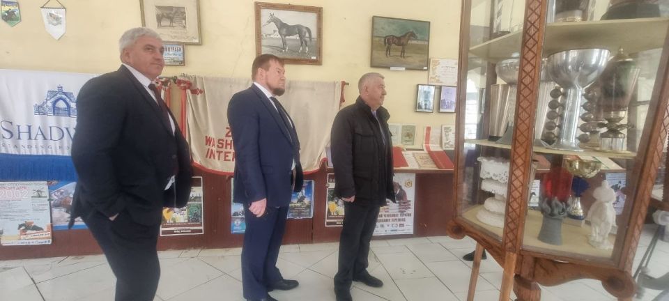 Виктор Водолацкий: Посещая Беловодский муниципальный округ побывал на знаменитом Деркульском конном заводе Виктор Водолацкий: Посещая Беловодский муниципальный округ побывал на знаменитом Деркульском конном заводе