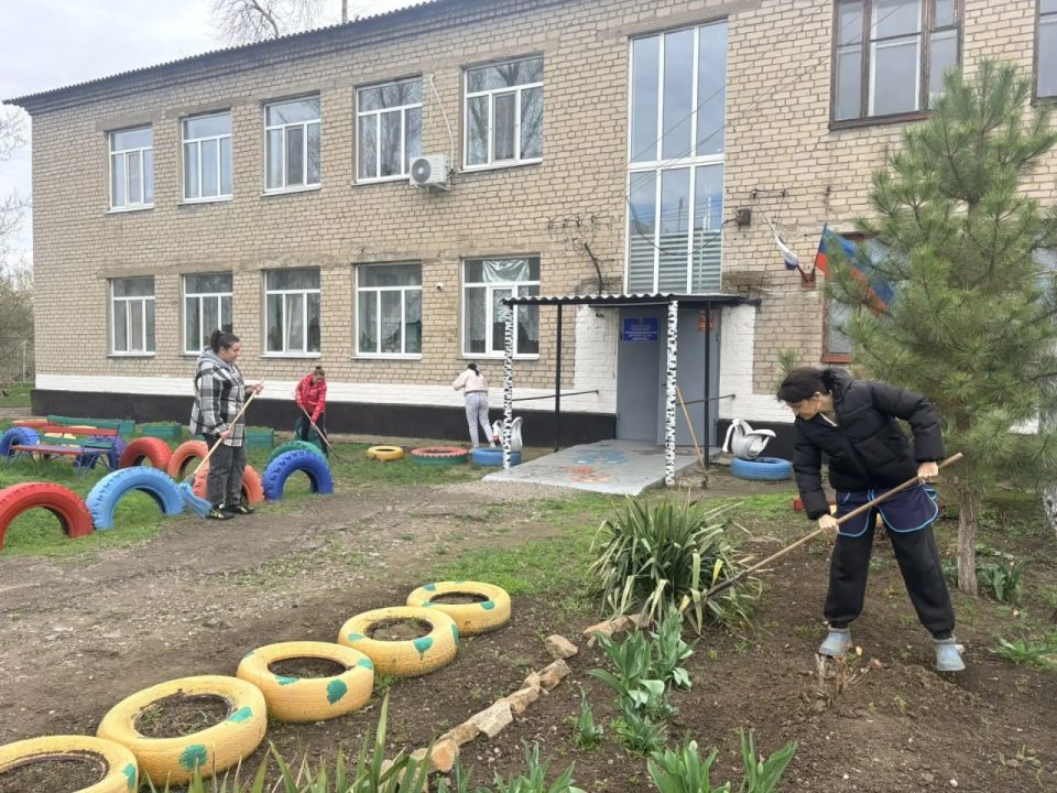 В поселке Орджоникидзе провели общественный субботник В поселке Орджоникидзе провели общественный субботник
