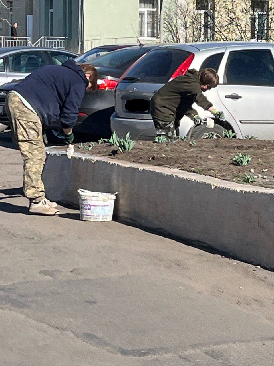 Коллектив Свердловской ЦГМБ провёл весенний субботник Коллектив Свердловской ЦГМБ провёл весенний субботник