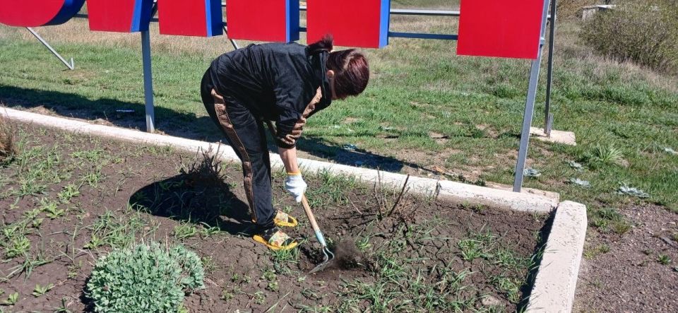 В поселке Изварино провели субботник В поселке Изварино провели субботник