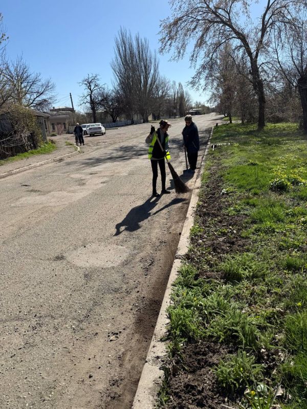 Ежедневная работа по уборке и благоустройству города продолжается Ежедневная работа по уборке и благоустройству города продолжается