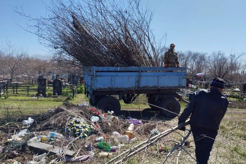 В Свердловском муниципалитете продолжают уделять внимание уборке кладбищ В Свердловском муниципалитете продолжают уделять внимание уборке кладбищ