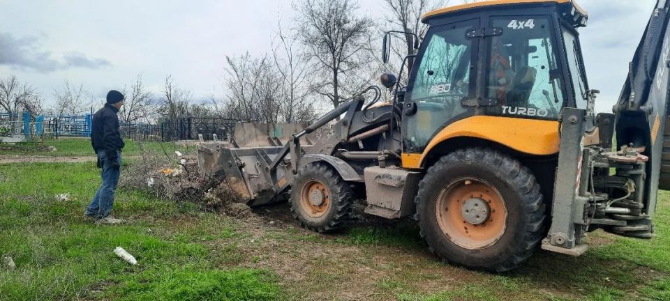 Продолжается работа по уборке и благоустройству кладбищ на территории Краснодонского муниципального округа Продолжается работа по уборке и благоустройству кладбищ на территории Краснодонского муниципального округа
