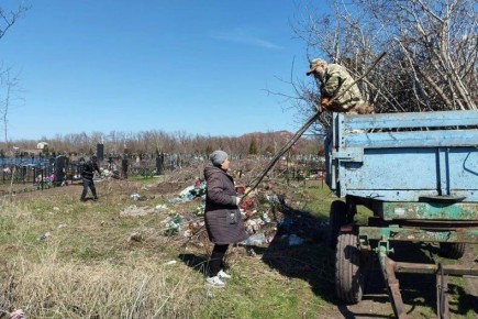 В Свердловском муниципалитете продолжают уделять внимание уборке кладбищ