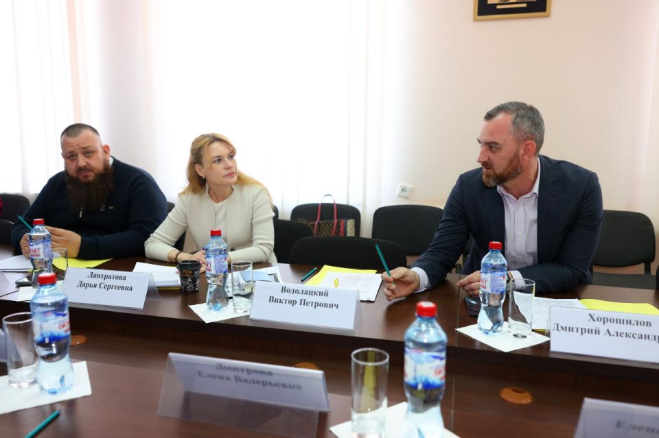 В Народном Совете обсудили с сенатором РФ Дарьей Лантратовой обеспечение твердым топливом ветеранов угольной отрасли В Народном Совете обсудили с сенатором РФ Дарьей Лантратовой обеспечение твердым топливом ветеранов угольной отрасли