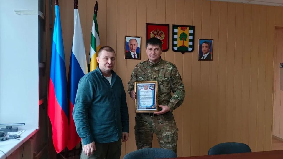 Временно исполняющий полномочия главы Евгений Шаталин наградил сотрудников ОМВД России «Рубежанский» за проявленную смелость и профессионализм в критической ситуации Временно исполняющий полномочия главы Евгений Шаталин наградил сотрудников ОМВД России «Рубежанский» за проявленную смелость и профессионализм в критической ситуации
