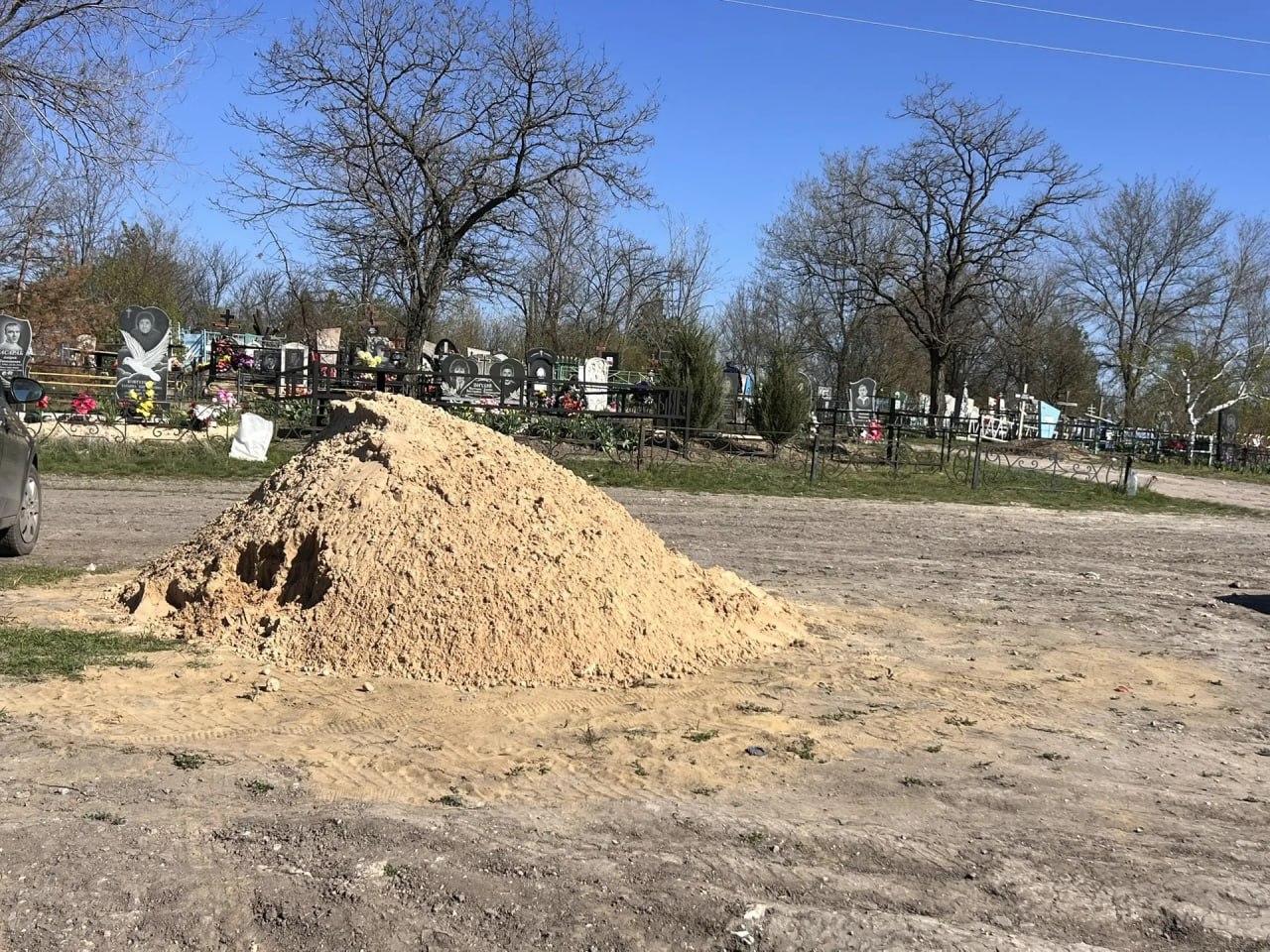 Память о героях: в поселке Новосветловка благоустроили места захоронения летчиков ВОв Память о героях: в поселке Новосветловка благоустроили места захоронения летчиков ВОв