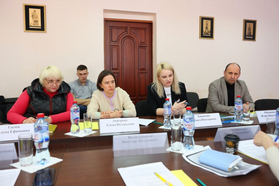 В Народном Совете обсудили с сенатором РФ Дарьей Лантратовой обеспечение твердым топливом ветеранов угольной отрасли В Народном Совете обсудили с сенатором РФ Дарьей Лантратовой обеспечение твердым топливом ветеранов угольной отрасли