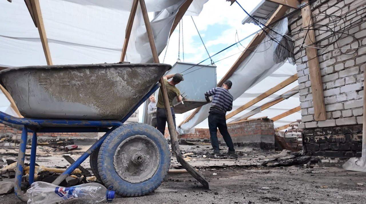 Шеф-регион Тюменская область продолжает активную работу по капитальному ремонту кровель на объектах по адресам: г. Краснодон, кв. Лютикова, 27 и кв. Лютикова, 32. Работы выполняет строительная компания «СТИЛЛ» Шеф-регион Тюменская область продолжает активную работу по капитальному ремонту кровель на объектах по адресам: г. Краснодон, кв. Лютикова, 27 и кв. Лютикова, 32. Работы выполняет строительная компания «СТИЛЛ»