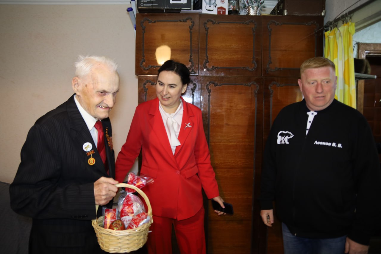 Единая Россия организовала автопрогулку для 100-летнего ветерана Григория Пономаренко Единая Россия организовала автопрогулку для 100-летнего ветерана Григория Пономаренко