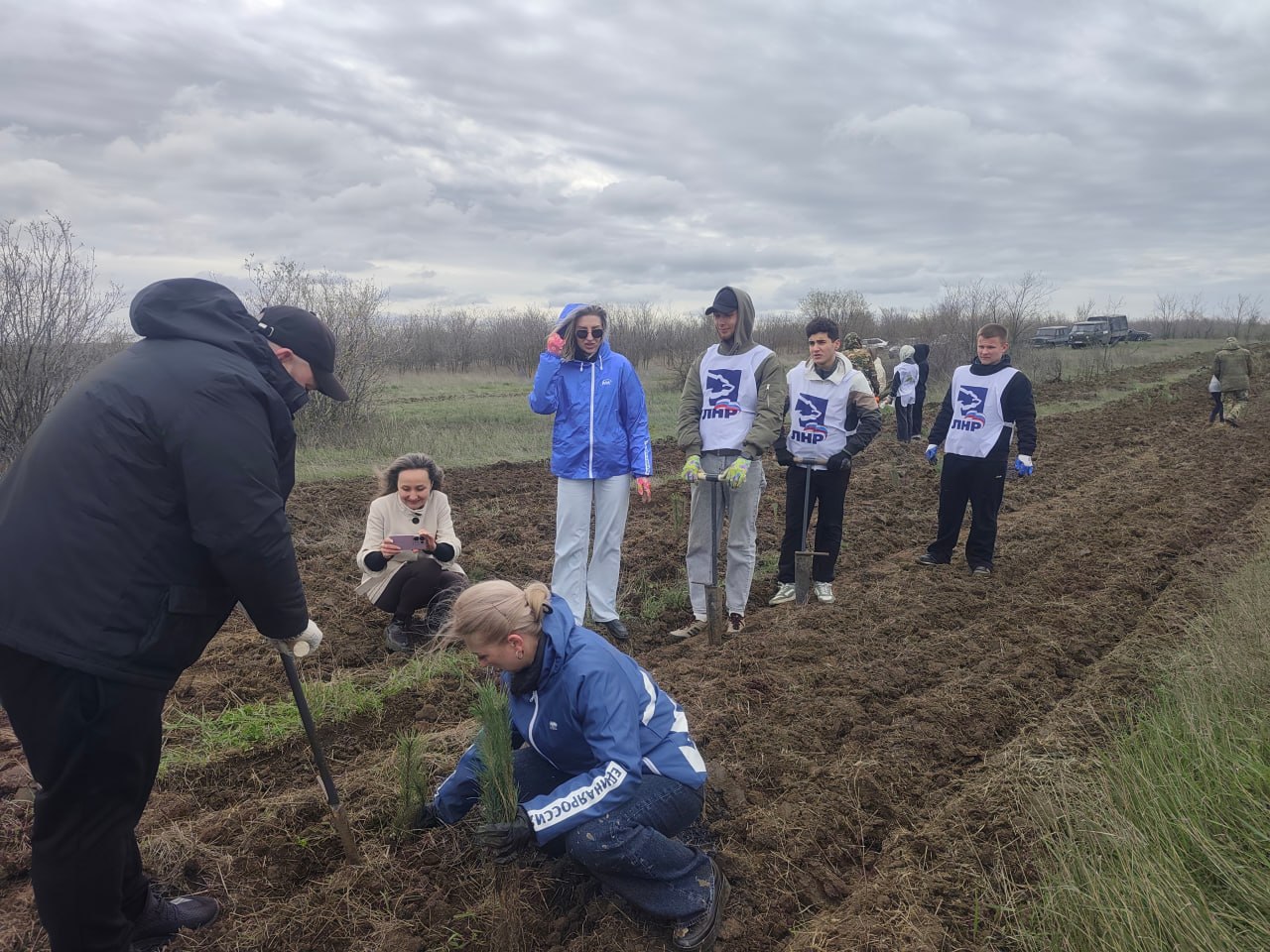 В рамках всероссийской акции «Сад Памяти» в Краснодоне высадили 7 тысяч саженцев сосны В рамках всероссийской акции «Сад Памяти» в Краснодоне высадили 7 тысяч саженцев сосны