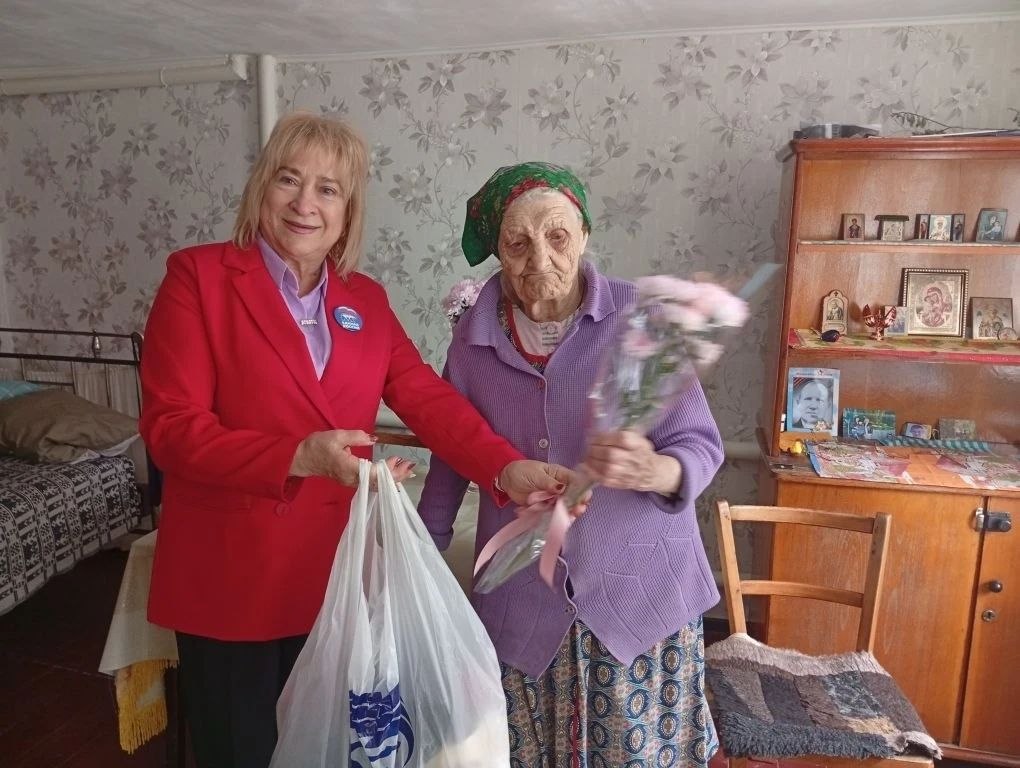 Секретарь местного отделения партии Единая Россия, председатель Совета депутатов муниципального округа Татьяна Пономарева поздравила юбиляра Сасунову Надежду Васильевну с 95-ти летием