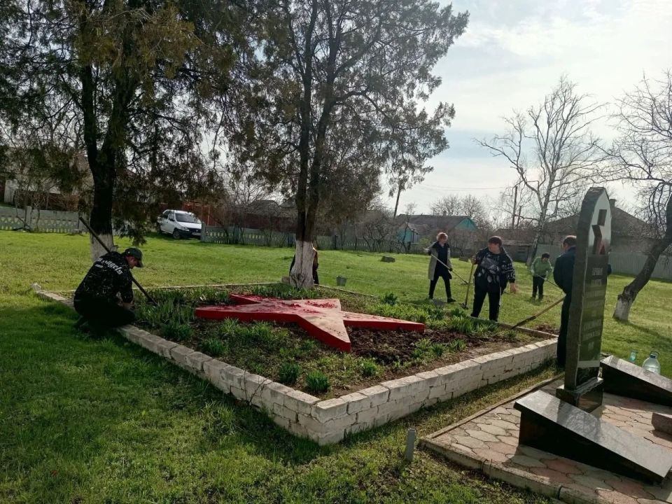 В селе Самсоновка провели работы по благоустройству у Братской могилы В селе Самсоновка провели работы по благоустройству у Братской могилы
