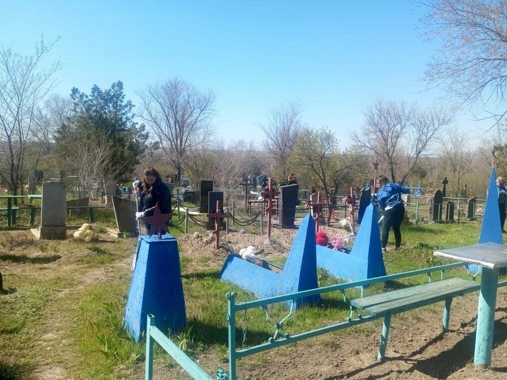 Память о героях: в поселке Новосветловка благоустроили места захоронения летчиков ВОв