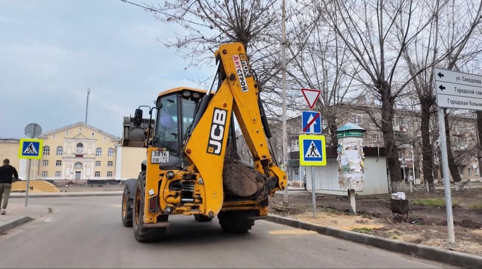 На площади у ДК «Юность» в Молодогвардейске завершился демонтаж старого покрытия, бордюров На площади у ДК «Юность» в Молодогвардейске завершился демонтаж старого покрытия, бордюров