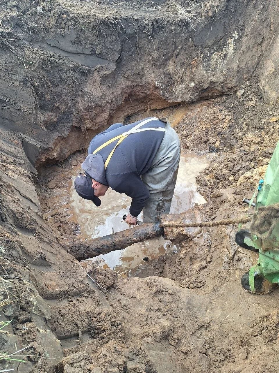 Оперативное устранение утечки на водопроводе в городе Рубежное Оперативное устранение утечки на водопроводе в городе Рубежное