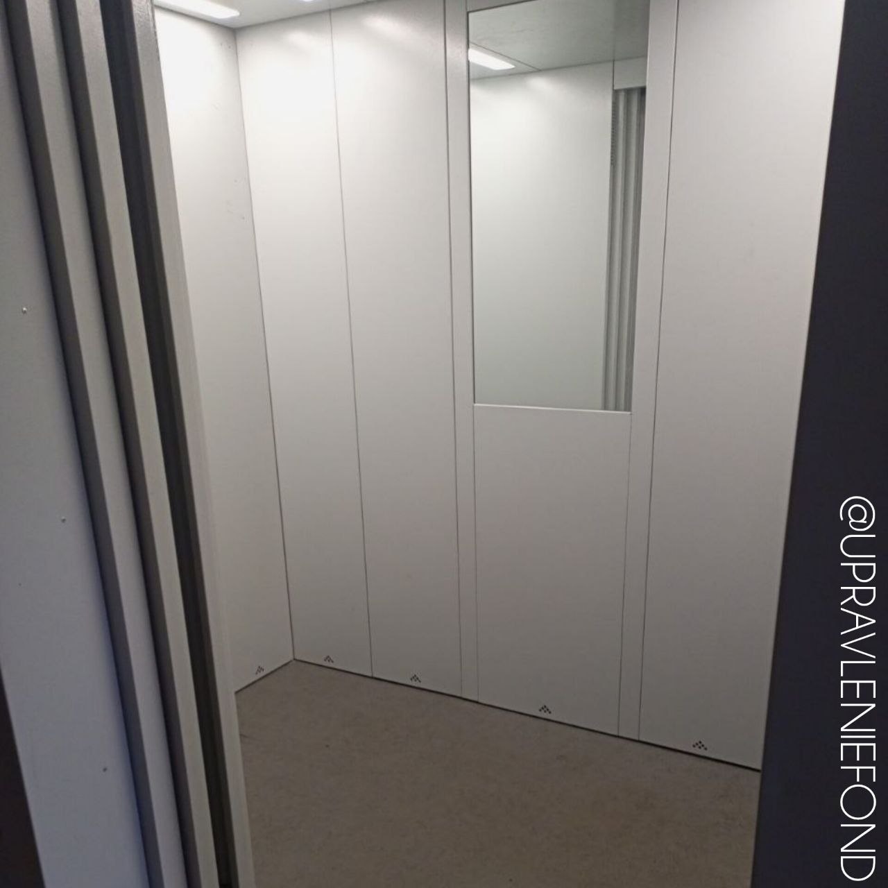 Раз в месяц сотрудники ЕУК должны убирать в лифтовых кабинах Раз в месяц сотрудники ЕУК должны убирать в лифтовых кабинах