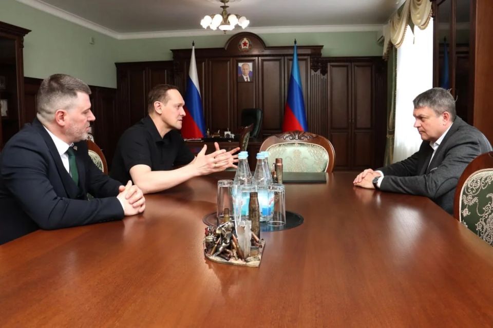 Глава ЛНР Леонид Пасечник обсудил с руководителем Росреестра Олегом Скуфинским вопросы учета и регистрации прав на недвижимость в республике Глава ЛНР Леонид Пасечник обсудил с руководителем Росреестра Олегом Скуфинским вопросы учета и регистрации прав на недвижимость в республике