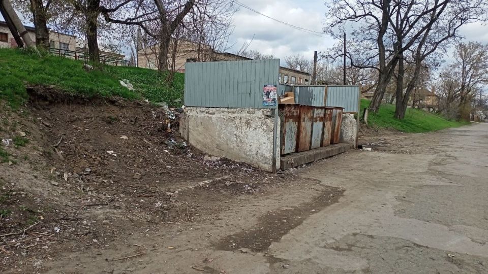 Ежедневная работа по уборке и благоустройству города продолжается Ежедневная работа по уборке и благоустройству города продолжается