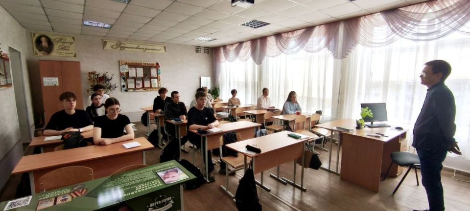 Хирург Луганской городской больницы №15 провел профориентационную встречу с учащимися Луганской СШ № 53 Хирург Луганской городской больницы №15 провел профориентационную встречу с учащимися Луганской СШ № 53
