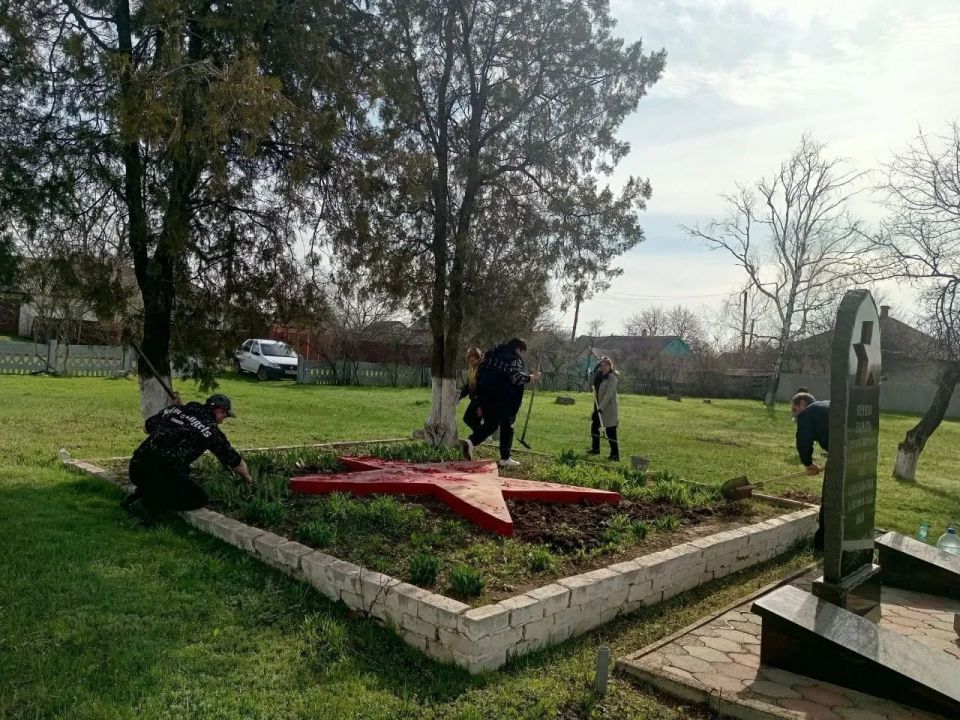 В селе Самсоновка провели работы по благоустройству у Братской могилы В селе Самсоновка провели работы по благоустройству у Братской могилы