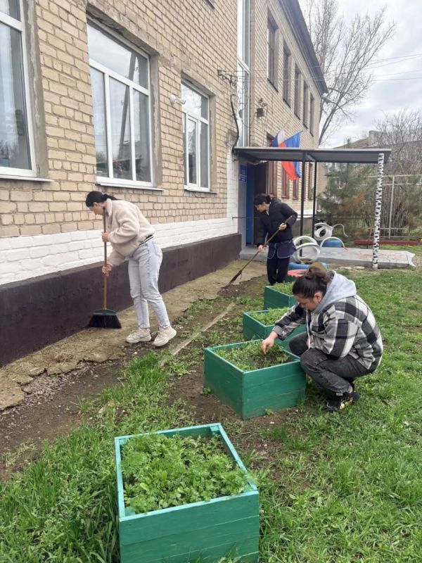 В поселке Орджоникидзе провели общественный субботник В поселке Орджоникидзе провели общественный субботник