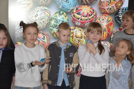 Мастер-класс по росписи пасхальных яиц был организован для юных первомайцев