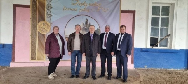 Виктор Водолацкий: Посещая Беловодский муниципальный округ побывал на знаменитом Деркульском конном заводе