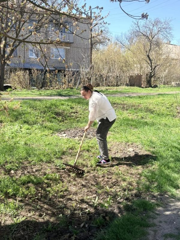 В поселке Орджоникидзе провели общественный субботник В поселке Орджоникидзе провели общественный субботник