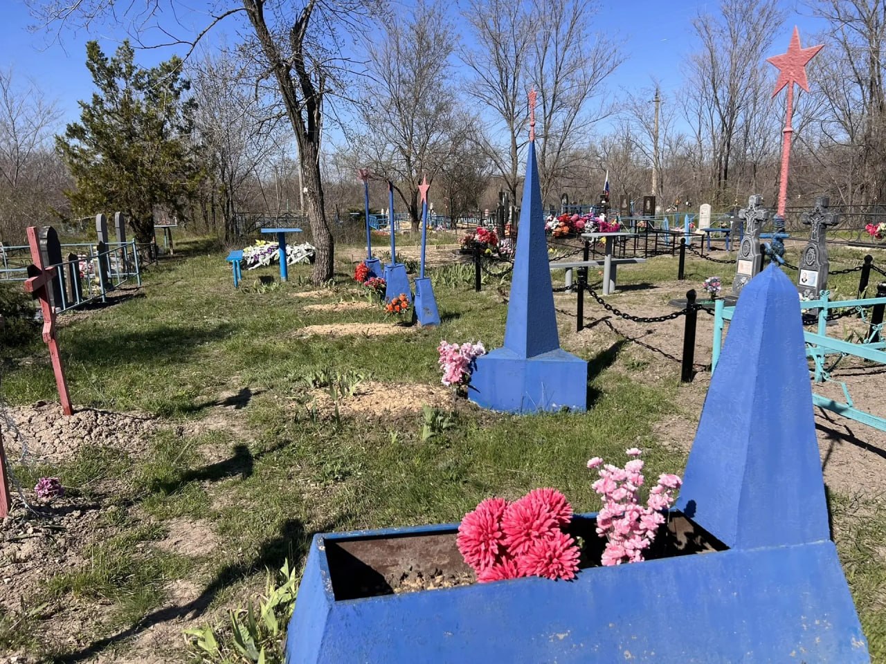 Память о героях: в поселке Новосветловка благоустроили места захоронения летчиков ВОв Память о героях: в поселке Новосветловка благоустроили места захоронения летчиков ВОв