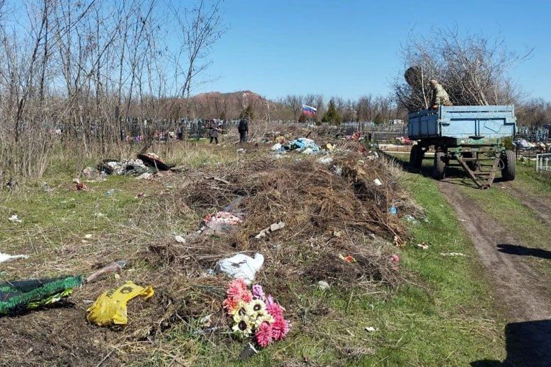 В Свердловском муниципалитете продолжают уделять внимание уборке кладбищ В Свердловском муниципалитете продолжают уделять внимание уборке кладбищ