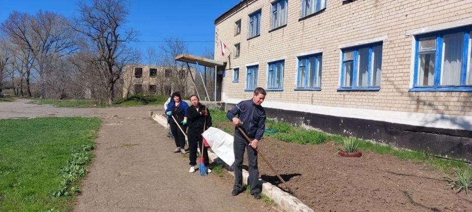 В поселке Орджоникидзе провели общественный субботник В поселке Орджоникидзе провели общественный субботник