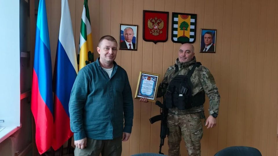 Временно исполняющий полномочия главы Евгений Шаталин наградил сотрудников ОМВД России «Рубежанский» за проявленную смелость и профессионализм в критической ситуации Временно исполняющий полномочия главы Евгений Шаталин наградил сотрудников ОМВД России «Рубежанский» за проявленную смелость и профессионализм в критической ситуации